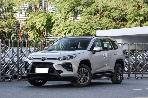 优先配 丰田版“H6”一口价12.98万起！外观动感十足，搭载2.5L双擎+四驱